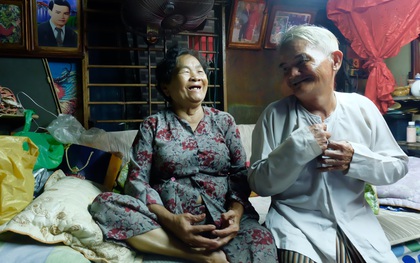 Ông lão 80 tuổi bán xôi nuôi vợ bệnh ở Sài Gòn: "Tình yêu ngày xưa bình dị lắm con ơi!"