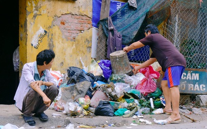 Rơi nước mắt cảnh người đàn ông tâm thần sống cô độc ở Hà Nội, bị người dân xa lánh và ném rác trước nhà