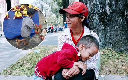 Gặp mẹ con cậu bé lượm ve chai trong bức ảnh xếp dép: "Tôi không có tiền cho thằng bé đi học, nó cứ khóc"