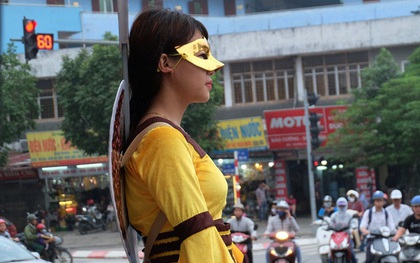 Những “nàng tiên” đeo mặt nạ đứng bất động 4 tiếng trên đường phố Hà Nội để nhận 200.000 đồng