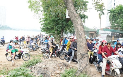 Chùm ảnh: Nhiều người "cày nát" đường ven hồ Linh Đàm để thoát khỏi cảnh tắc đường ngày nghỉ lễ