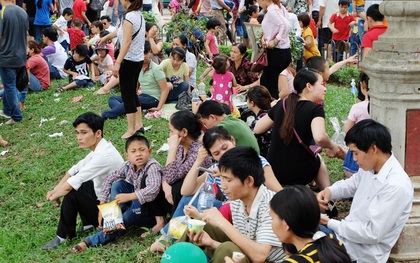 Hà Nội: Biển người chen chân ở vườn thú Thủ Lệ, ngồi la liệt trên bãi cỏ dịp nghỉ lễ 30/4