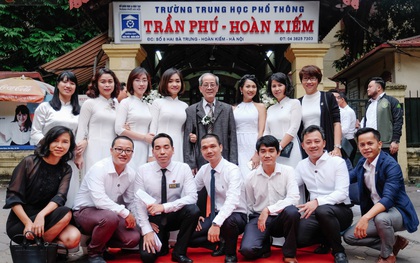 16 năm ra trường, cựu HS Trần Phú (Hà Nội) vẫn tề tựu đông đủ, mặc áo trắng ngày họp khoá