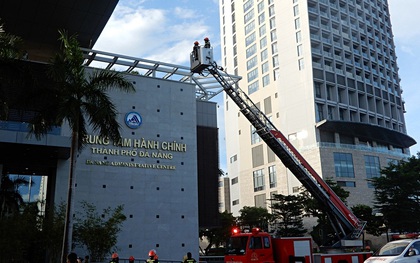 Xem hàng trăm cảnh sát diễn tập chữa cháy tại Trung tâm hành chính cao 37 tầng ở Đà Nẵng