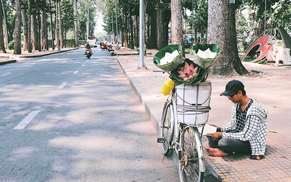 Ngày hè đẹp nhất của tụi con nít nhà nghèo: Bán sen, bán chè nhưng vui biết bao vì đỡ đần được cha mẹ