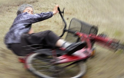 Cười té ghế với bộ ảnh hài của cụ bà 90 tuổi lầy lội nhất nước Nhật Bản