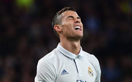 Ronaldo bị xỏ háng, đồng đội phấn khích tột độ