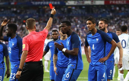 Pháp thắng ngược Anh dù chỉ thi đấu với 10 người và bị thổi penalty
