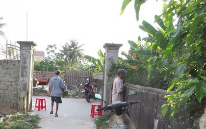 Nghệ An: Vợ khóc ngất chứng kiến chồng tử vong trong tư thế treo cổ
