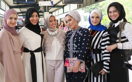 Nếu bạn thắc mắc phụ nữ Hồi giáo mặc gì đi dự Fashion Week, thì đây là giải đáp cho bạn