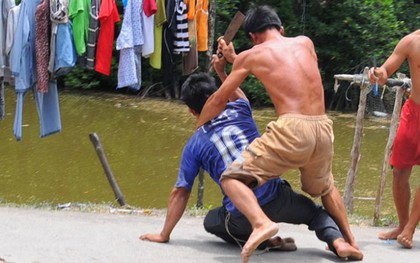 Đánh bạn đến nhập viện nhưng chưa đã tay, nam thanh niên bực tức chém luôn người đi đường