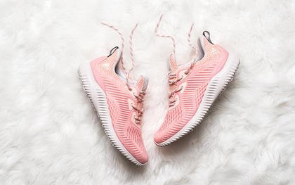 Quên adidas NMD "Raw Pink" đắt đỏ đi, đôi sneaker màu "hường" này cũng yêu không kém mà giá rất phải chăng
