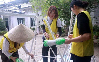 Sinh viên Hàn Quốc đội nắng sơn sửa tường cửa, đồ chơi giúp trẻ em chất độc da cam Đà Nẵng