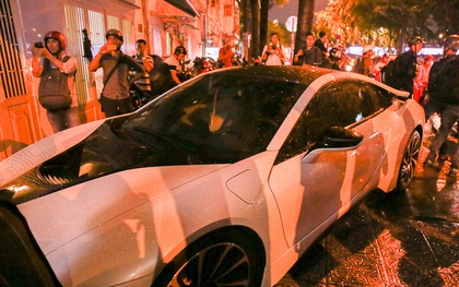 Tiếp tục ra quân "giành" vỉa hè ở Sài Gòn: Xử phạt nhiều taxi, ô tô sang lấn chiếm lề đường