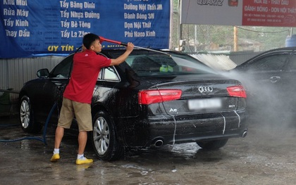 Hà Nội: 200 nghìn đồng một lần rửa xe ô tô ngày 30 Tết, khách vẫn phải chờ hàng tiếng đồng hồ