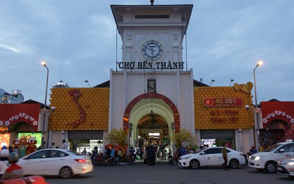 Bị chê... sến, trái tim đỏ rực trang trí ở cổng chợ Bến Thành Sài Gòn đã được dỡ bỏ