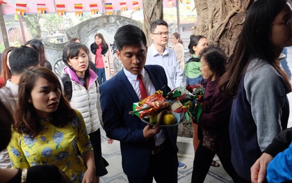 Hà Nội: Dân công sở “trốn việc” đi lễ chùa trong ngày làm việc đầu tiên