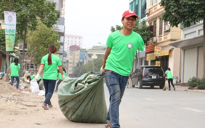 Cụt một cánh tay, chàng trai trẻ vẫn miệt mài đi thu gom rác thải ở Hà Nội