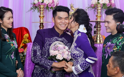 Cô dâu Lê Phương hạnh phúc hôn chú rể Trung Kiên trong lễ cưới sáng nay