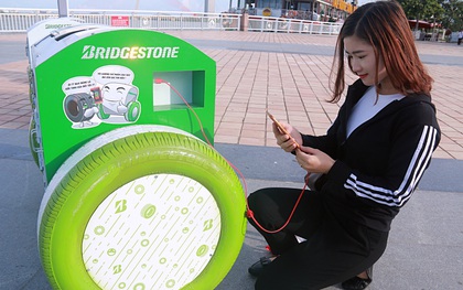 Cận cảnh thùng rác thông minh có thể sạc điện thoại bằng năng lượng mặt trời ở Đà Nẵng