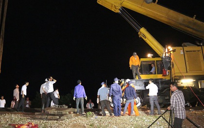 Hàng trăm công nhân trắng đêm khôi phục tuyến đường sắt Bắc Nam sau tai nạn kinh hoàng ở Huế