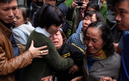 Người thân gào khóc khi đưa thi thể bà cụ ra khỏi căn nhà bị cháy ở Hà Nội