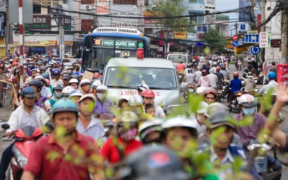 Chùm ảnh: Kẹt xe kéo dài khi tháo dỡ cầu Nhị Thiên Đường gần 100 tuổi ở Sài Gòn