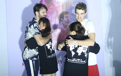 Là siêu sao quốc tế, nhưng The Chainsmokers vẫn siêu thân thiện, ôm chầm lấy fan Việt trong buổi M&G