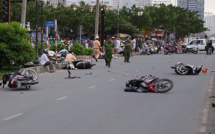 Xe ô tô "điên" tông liên hoàn 9 xe máy ở Sài Gòn, nhiều người bị thương