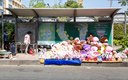 Hàng trăm gấu bông chất đống tại trạm xe buýt ở Sài Gòn trong ngày Valentine