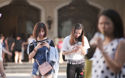 Clip: Thói quen "đi bộ thời công nghệ" đáng lo ngại của giới trẻ: Tay cầm điện thoại, mắt dán màn hình!
