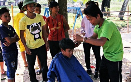 Chàng trai đạp xe xuyên Việt để cắt tóc miễn phí cho người nghèo trong suốt 1 năm