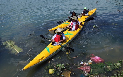 Nhiều người vô tư xả rác, còn khách Tây bỏ 10 USD để mua "tour du lịch vớt rác" trên sông Hoài, Hội An