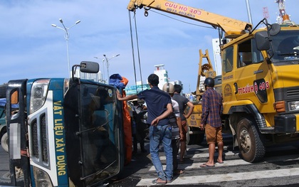 Xe tải lật ngang trước đường dẫn vào sân bay Đà Nẵng, giao thông hỗn loạn