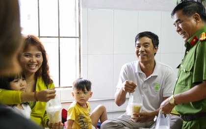 Hình ảnh ấm áp: Công an thức khuya dậy sớm nấu cháo phát miễn phí cho bệnh nhân nghèo ở Sài Gòn