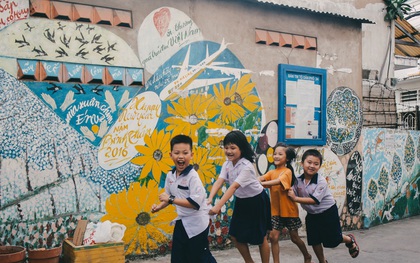 Tìm đâu xa xôi, nhìn những bức vẽ của ông giáo già trên ngõ hẻm Sài Gòn là thấy Tết về gần lắm rồi!