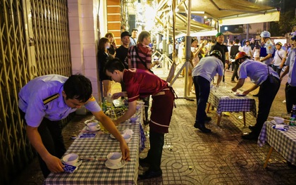 Hàng trăm khách nhậu ở Sài Gòn ngơ ngác khi lãnh đạo quận 1 đến "đòi" lại vỉa hè cho người đi bộ