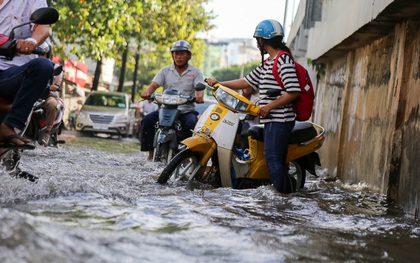 Người dân Sài Gòn thức trắng đêm vì mưa lớn gây ngập đường, nước tràn vào nhà