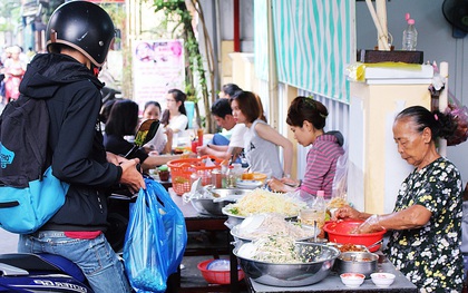 Quán mít trộn “Bà Già” nổi tiếng Đà Nẵng hơn 30 năm qua, khách phải chen chân mới có chỗ ngồi