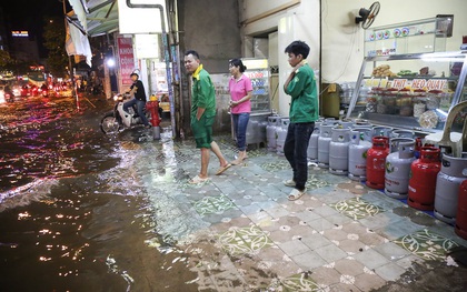 Người Sài Gòn dùng bình gas, thùng bia chắn trước cửa để ngăn nước tràn vào nhà sau cơn mưa lớn