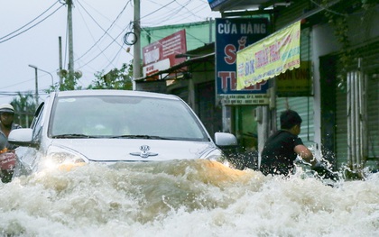 Gần 3km đường biến thành sông vì triều cường, ô tô “quật” trẻ em té ngã giữa dòng nước ở Sài Gòn