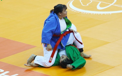 Nữ võ sĩ nặng 100 kg giành HC vàng cho Việt Nam
