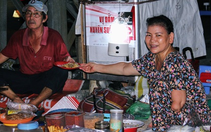 "Tiệm bánh tráng nướng 1000 sao" của bà chủ cụt tay trong góc sân ga được người Đà Nẵng yêu mến gì đâu!