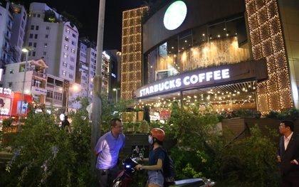 Quán café Starbucks ở ngã 6 Phù Đổng, Sài Gòn bị phá bỏ khu bồn hoa, bậc thềm vì lấn chiếm vỉa hè