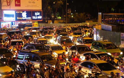 Kẹt xe kéo dài hơn 4 tiếng tại cửa ngõ vào sân bay Tân Sơn Nhất