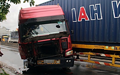 Container nát bét đầu sau va chạm kinh hoàng với xe tải đỗ bên đường
