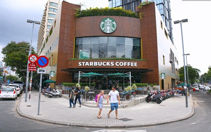 2 tuần sau khi dỡ bỏ bồn hoa và bậc thềm lấn chiếm vỉa hè, quán cafe Starbucks ngã 6 Phù Đổng trông vẫn ổn!