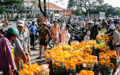 Người dân tràn ra đường mua hoa đại hạ giá chiều 30 Tết ở Sài Gòn