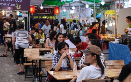 Trung tâm Sài Gòn chính thức khai trương khu phố bán hàng rong, khách đến nườm nượp