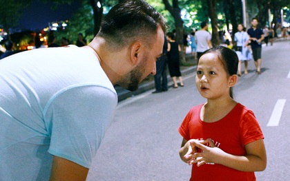 Gặp bé gái gây "sốt" bởi clip dạy tiếng Việt cho khách nước ngoài ở phố đi bộ Hồ Gươm